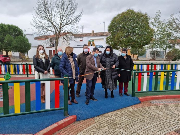 La vicepresidenta primera de la Diputación de Córdoba, Dolores Amo (segunda por la dcha.), inaugura el nuevo parque infantil de Peñarroya-Pueblonuevo.