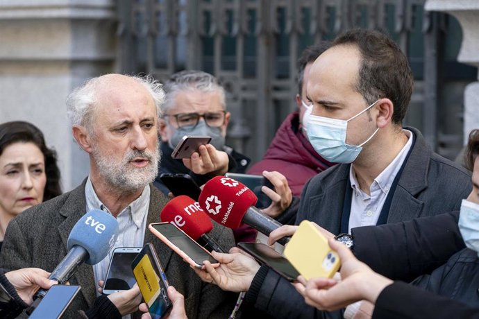 El tesorero del Grupo Mixto en el Ayuntamiento de Madrid, Luis Cueto (i) y el portavoz adjunto del partido, José Manuel Calvo 