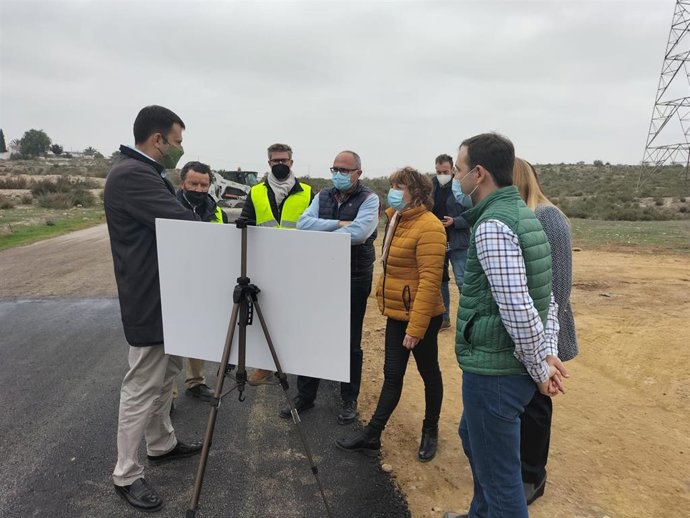 El director general del Agua, durante su visita a las obras que la Comunidad lleva a cabo en un camino del término municipal de Mazarrón.