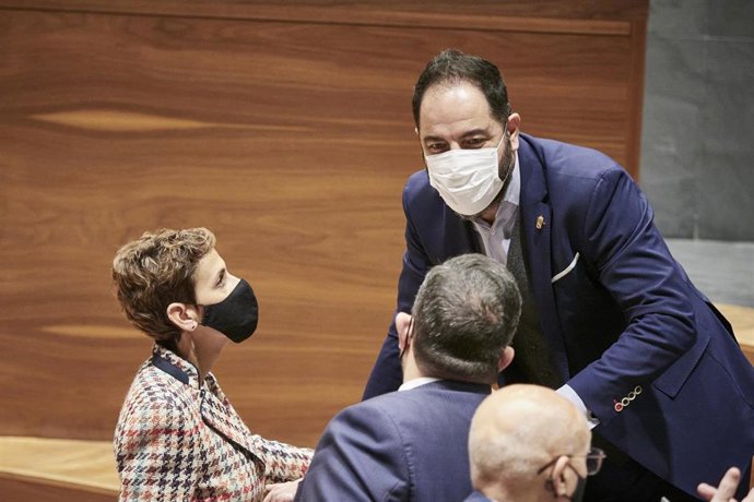 Archivo - (I-D) La presidenta del Gobierno de Navarra, María Chivite; el portavoz del PSN, Ramón Alzórriz, y el vicepresidente del Gobierno de Navarra, Javier Remírez.