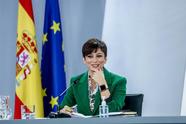 La ministra de Política Territorial y portavoz del Gobierno, Isabel Rodríguez, comparece en una rueda de prensa posterior al Consejo de Ministros, en el Complejo de la Moncloa, a 23 de diciembre de 2021, en Madrid, (España). El presidente del Gobierno anu