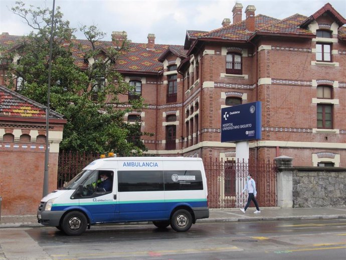Archivo - Ambulancia llegando al hospital de Basurto