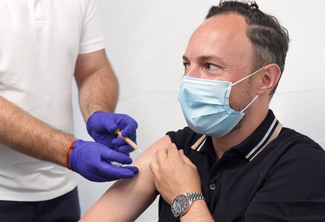 El cap de govern d'Andorra, Xavier Espot, rep la vacuna contra la covid-19