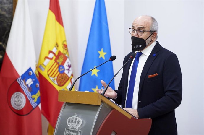 Archivo - El consejero de Sanidad de Cantabria, Miguel Rodríguez, interviene en una rueda de prensa convocada ante los medios para informar sobre la evolución epidemiológica del COVID-19 en Cantabria, en Santander, Cantabria, (España)