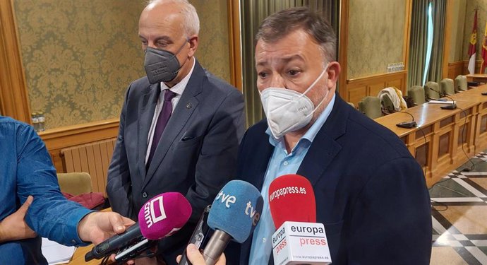 El alcalde de Cuenca, Darío Dolz, atiende a los medios.