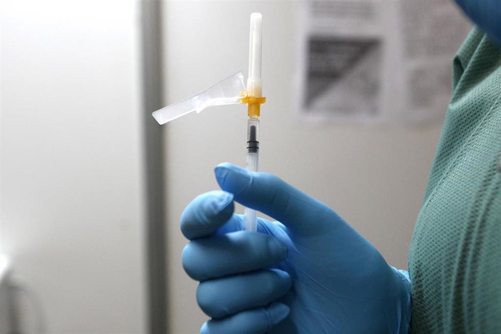 Una profesional sanitaria sostiene una jeringuilla con la vacuna contra el Covid-19.