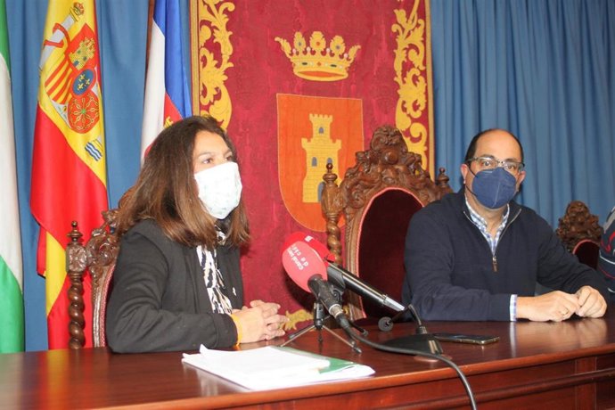 María Jesús Herencia con el alcalde de Villamartín.