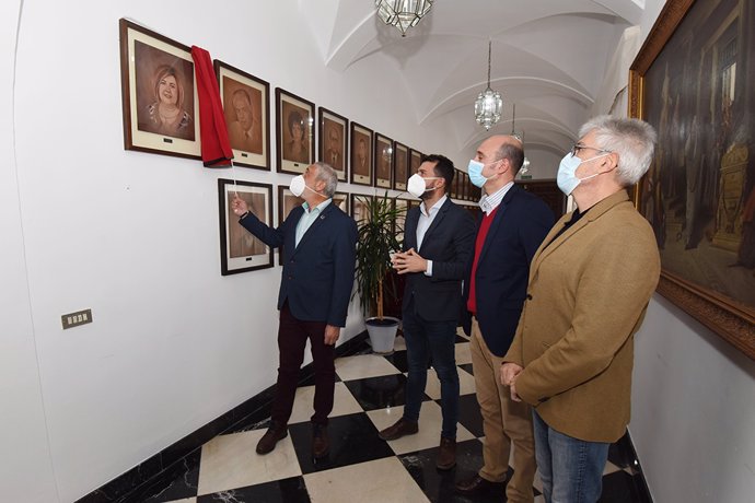 El cuadro de Charo Cordero, luce ya en la Galería de Presidentes de la Diputación de Cáceres