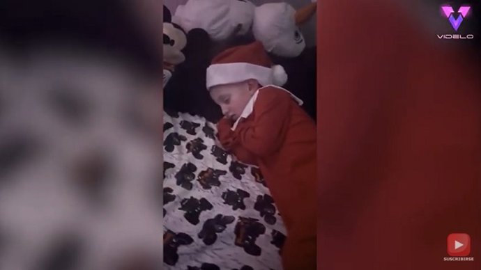 Esta madre disfrazó a su hijo mientras dormía y así reaccionó él