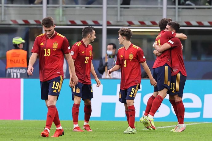 Archivo - 06 October 2021, Italy, Milan: Spain's Ferran Torres (R) celebrates scoring his side's first goal with team mates during the UEFA Nations League semi-final soccer match between Italy and Spain at San Siro Stadium. Photo: Fabrizio Carabelli/LPS