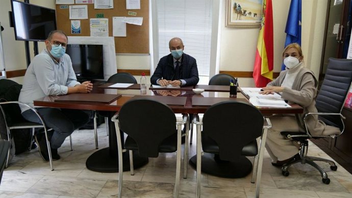 El presidente del Colegio de Médicos de Melilla a la izquierda en una reunión con la consejera de Salud Pública y el director general del área