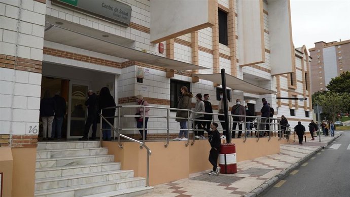 Ciudadanos esperando para entrar en el centro de salud de Ciudad Jardín de Málaga capital