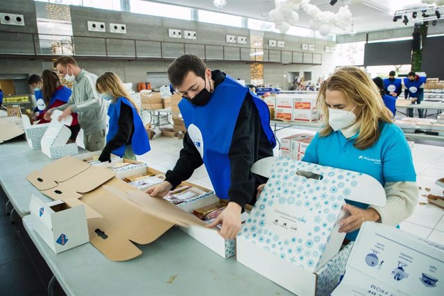 Fundación 'la Caixa', CaixaBank y ONG Cesal llevan de nuevo la cena de Navidad a 20.000 personas vulnerables de Madrid