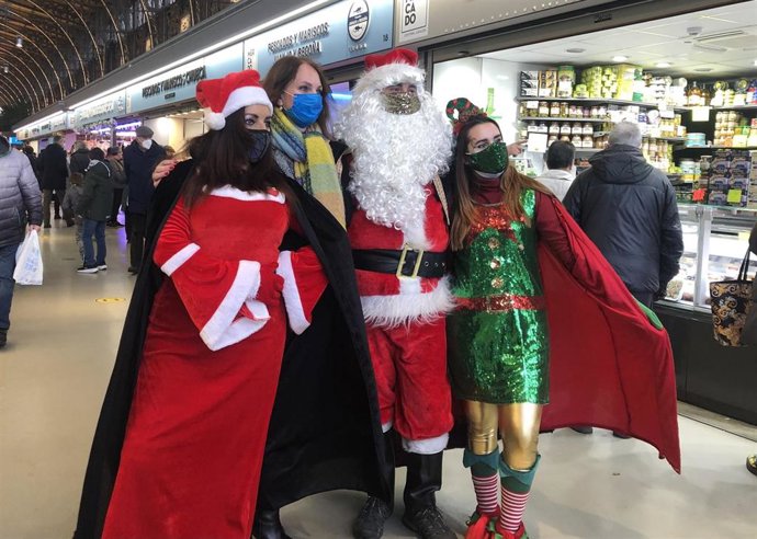 La consejera municipal, Carmen Herrarte, durante su visita al Mercado