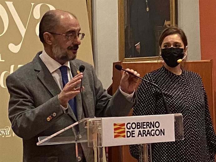 El presidente del Gobierno de Aragón, Javier Lambán, y la comisaria de la exposición, Raquel Gallego.