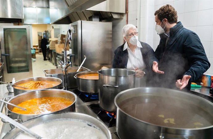El líder del PP, Pablo Casado, visita el l comedor social de las Hijas de la Caridad de San Vicente de Paúl, de Madrid. En Madrid, a 23 de diciembre de 2021.