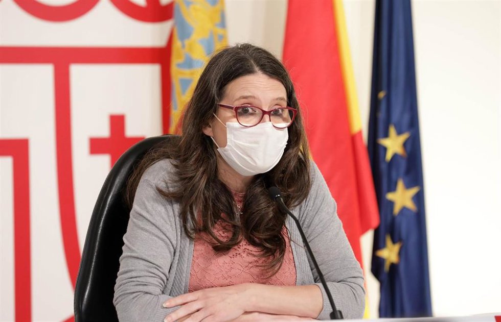 Archivo - Mónica Oltra con mascarilla en rueda de prensa