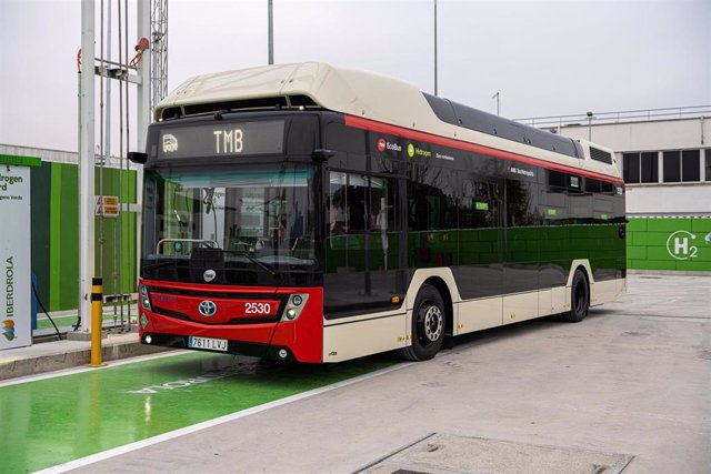 TMB ha recibido su primer bus de hidrógeno que se proveerá en la planta de Iberdrola de la Zona Franca de Barcelona.