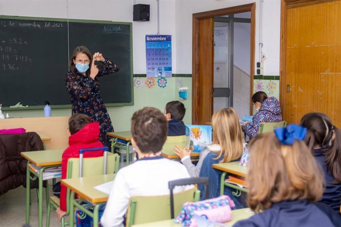 Archivo - Una profesora imparte una clase en un colegio de la capital onubense.