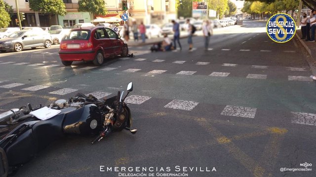 Archivo - Imagen de archivo de un accidente de moto en Sevilla