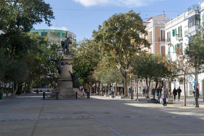Archivo - Una plaza de Ibiza.