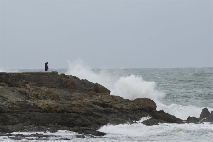 Una persona observa las olas que rompen en la zona de las Esclavas, a 8 de diciembre de 2021, en A Coruña, Galicia, (España). 
