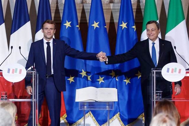 26 November 2021, Italy, Rome: French President Emmanuel Macron (L) and Italian Prime Minister Mario Draghi attend a press conference after signing the Quirinale Treaty between Italy and France at the Quirinal Palace. Photo: Roberto Monaldo/LaPresse via Z