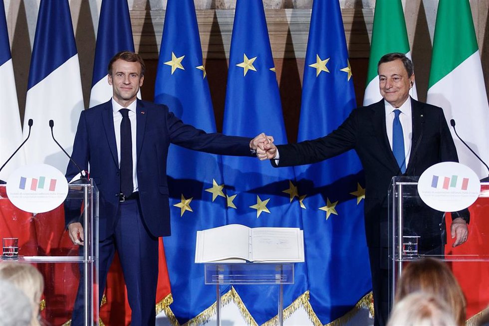 26 November 2021, Italy, Rome: French President Emmanuel Macron (L) and Italian Prime Minister Mario Draghi attend a press conference after signing the Quirinale Treaty between Italy and France at the Quirinal Palace. Photo: Roberto Monaldo/LaPresse via