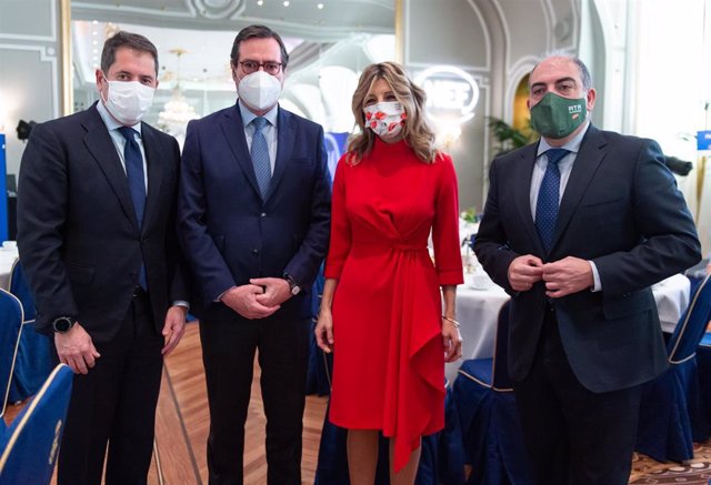 La vicepresidenta segunda y ministra de Trabajo y Economía Social, Yolanda Díaz, con los representantes de la patronal, en una imagen de archivo. 