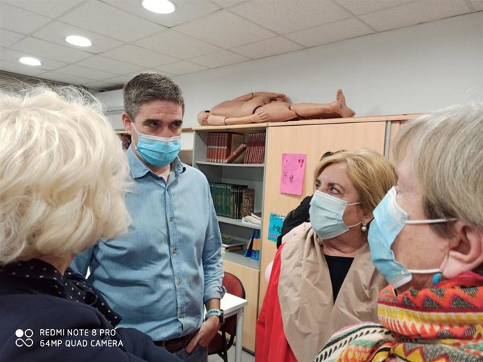 Will McLean durante su visita a las instalaciones de la institución humanitaria en el municipio de Murcia