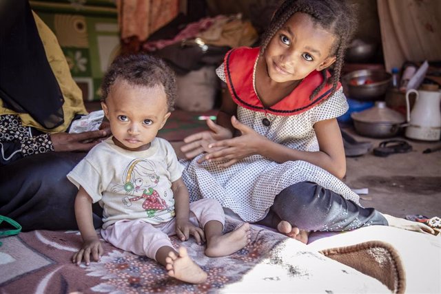 Archivo - Niños desplazados por el conflicto en Yemen
