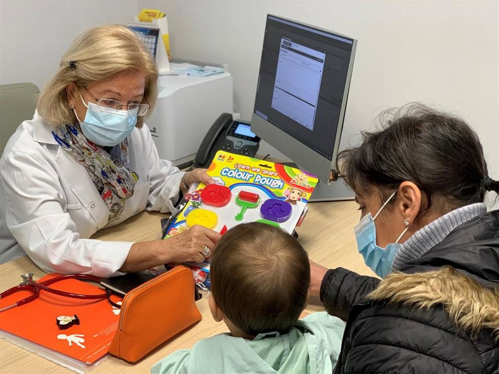 Una doctora enseña juguetes a un niño