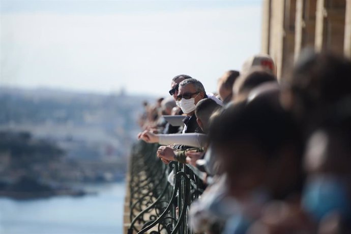 Personas con mascarilla en La Valeta, Malta