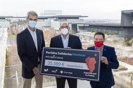 Antonio Martín, presidente de acb; Emilio Gayo, presidente de Telefónica España; y Jaime Gregori Soler, Director de Captación de Fondos, Alianzas con Empresas y RS de Cruz Roja con el cheque para los afectados por el volcán de La Palma.