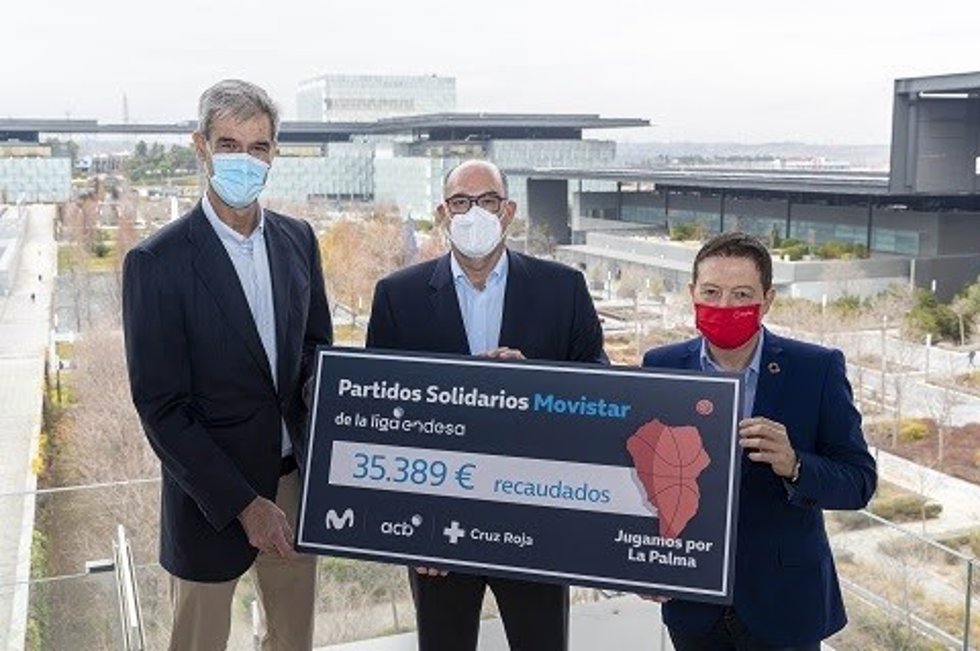 Antonio Martín, presidente de acb; Emilio Gayo, presidente de Telefónica España; y Jaime Gregori Soler, Director de Captación de Fondos, Alianzas con Empresas y RS de Cruz Roja con el cheque para los afectados por el volcán de La Palma.