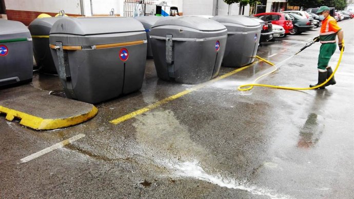 Limpieza de contenedores de Emulsa en Tremañes (Gijón)