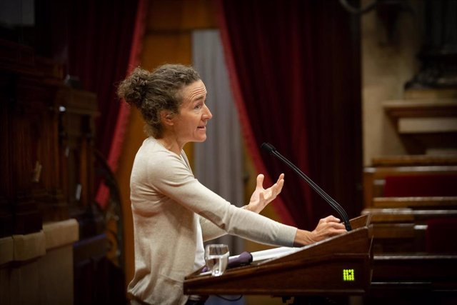 Archivo - La diputada de ERC, Núria Picas, interviene en una sesión plenaria en el Parlament. ARCHIVO.