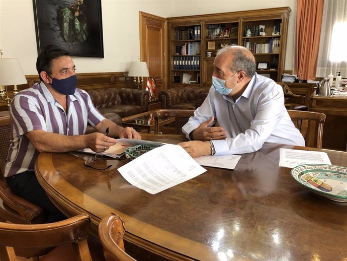 El presidente de la DPT, Manuel Rando., despachando con el diputado provincial de Asistencia de municipios, Alfonso Pérez, en una imagen de archivo.