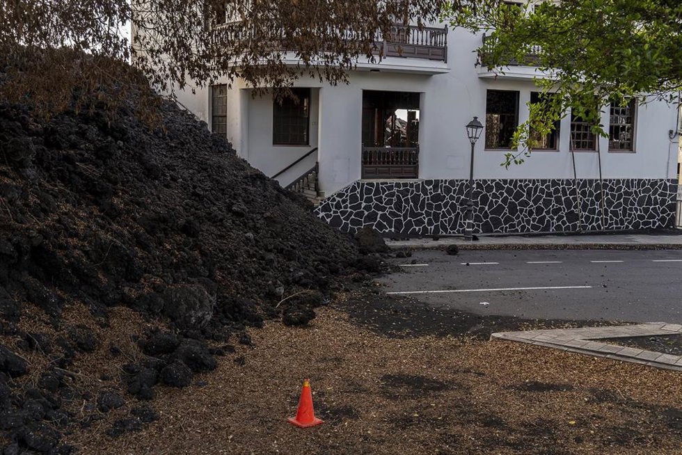Una colada de lava alcanza una plaza en el barrio de La Laguna, a 17 de diciembre de 2021, en Los Llanos de Ariadne, La Palma, Canarias (España). Según el último informe de la Dirección de Seguridad Nacional (DSN), el proceso eruptivo sigue sin mostrar