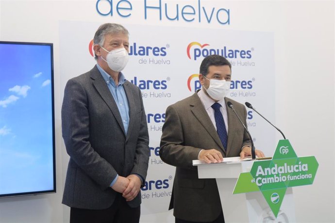 El secretario general del PP de Huelva y senador, José Enrique Sánchez, junto a Carmelo Romero.