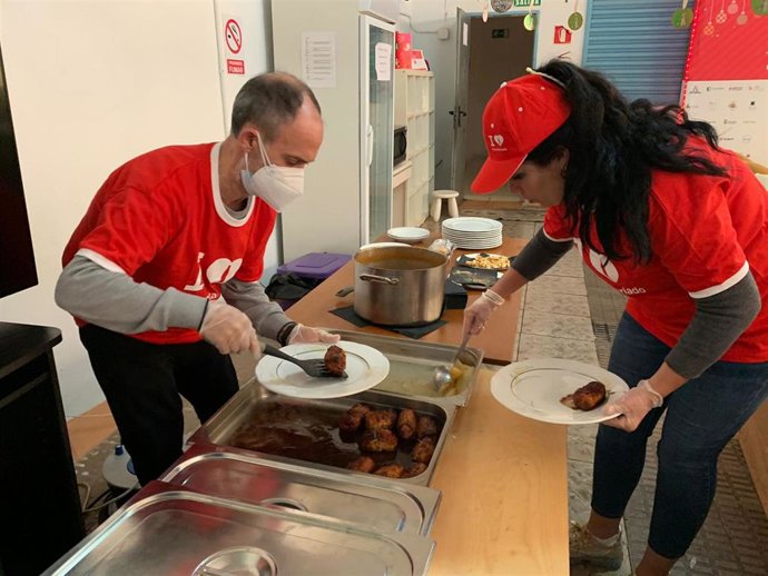 Reparto de comidas especiales de Navidad a través de una iniciativa de Coca-Cola y sus voluntarios con entidades sociales.