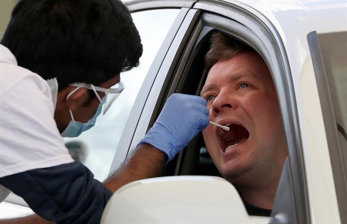 Archivo - Un médico extrae una muestra de una persona en Escocia.