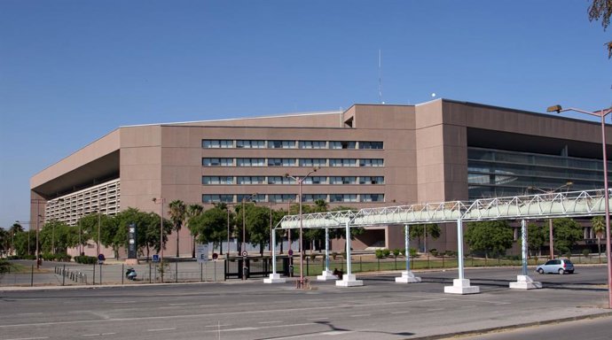 Archivo - Accesos del Estadio de la Cartuja.