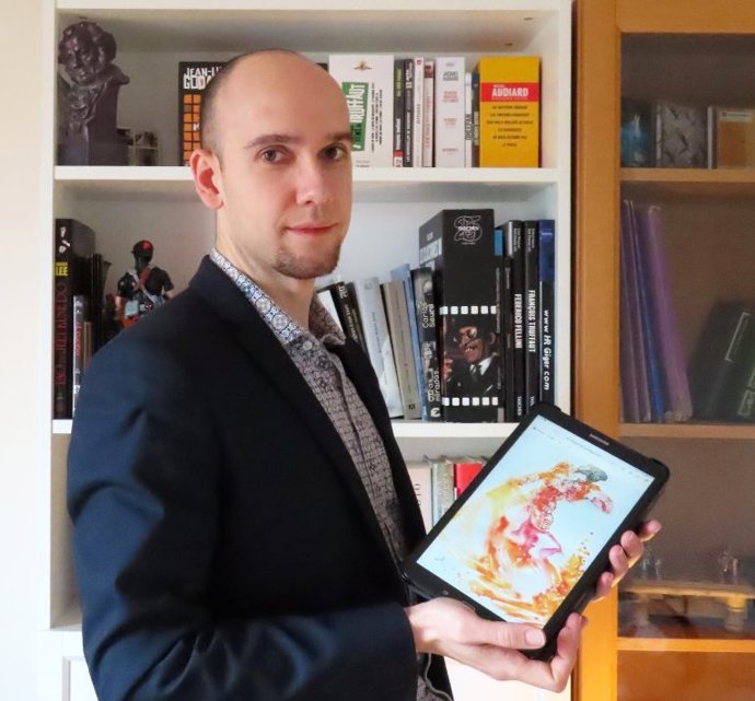 Archivo - El escritor vallisoletano Carlos Cuesta, con la portada de su novela 'Los ojos de Mitra'.