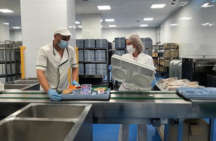 Archivo - Los hospitales ofrecen platos como bosque verde de langostino en Nochebuena y la tradicional sopa de Navidad