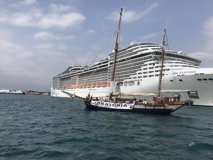 Imagen de un 'megacrucero' en el puerto de Palma.