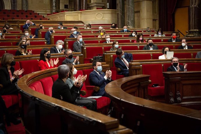 El pleno del Parlament este jueves, con la mitad de los diputados de forma presencial por las medidas ante el Covid