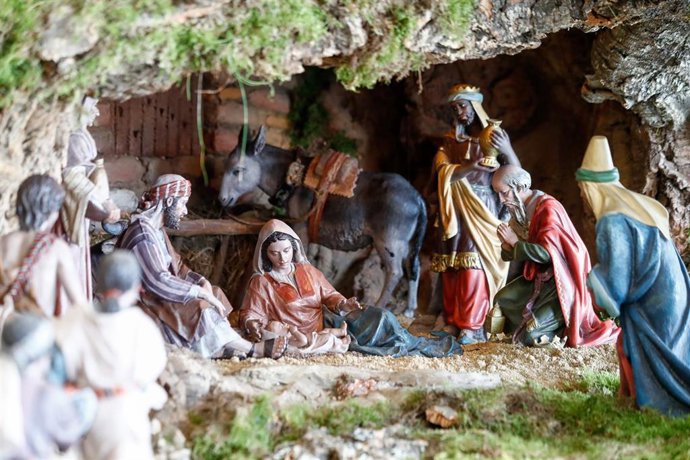 Archivo - Detalle del Portal de Belén montado en la entrada del Ayuntamiento de Paracuellos del Jarama, a 13 de noviembre de 2020, en Paracuellos del Jarama, Madrid, España. Esta es la primera contrucción que la Asociación de Belenistas de Madrid ha rea