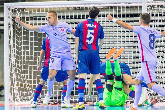 Archivo - Ferrao y Adolfo celebran un gol en el triunfo del Bara sobre el Levante