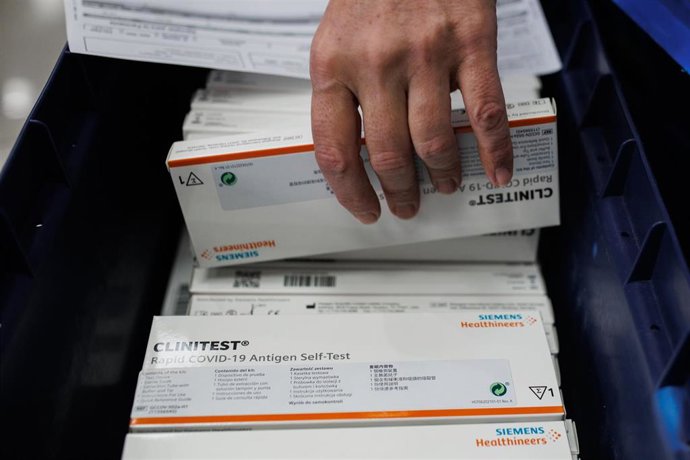 Varias cajas de test de antígenos en una farmacia 